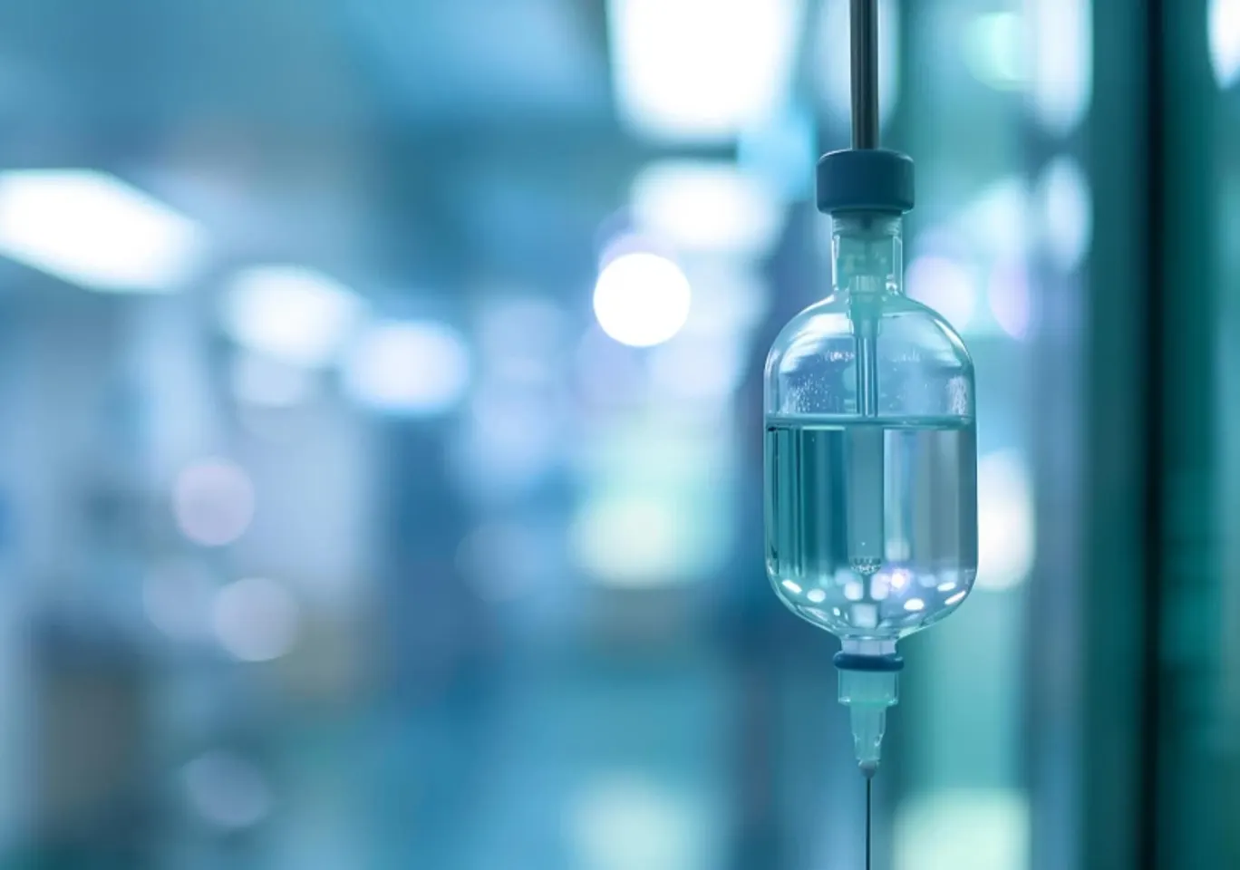Detoks alkoholowy Skierniewice: butelka infuzyjna zawieszona w gabinecie