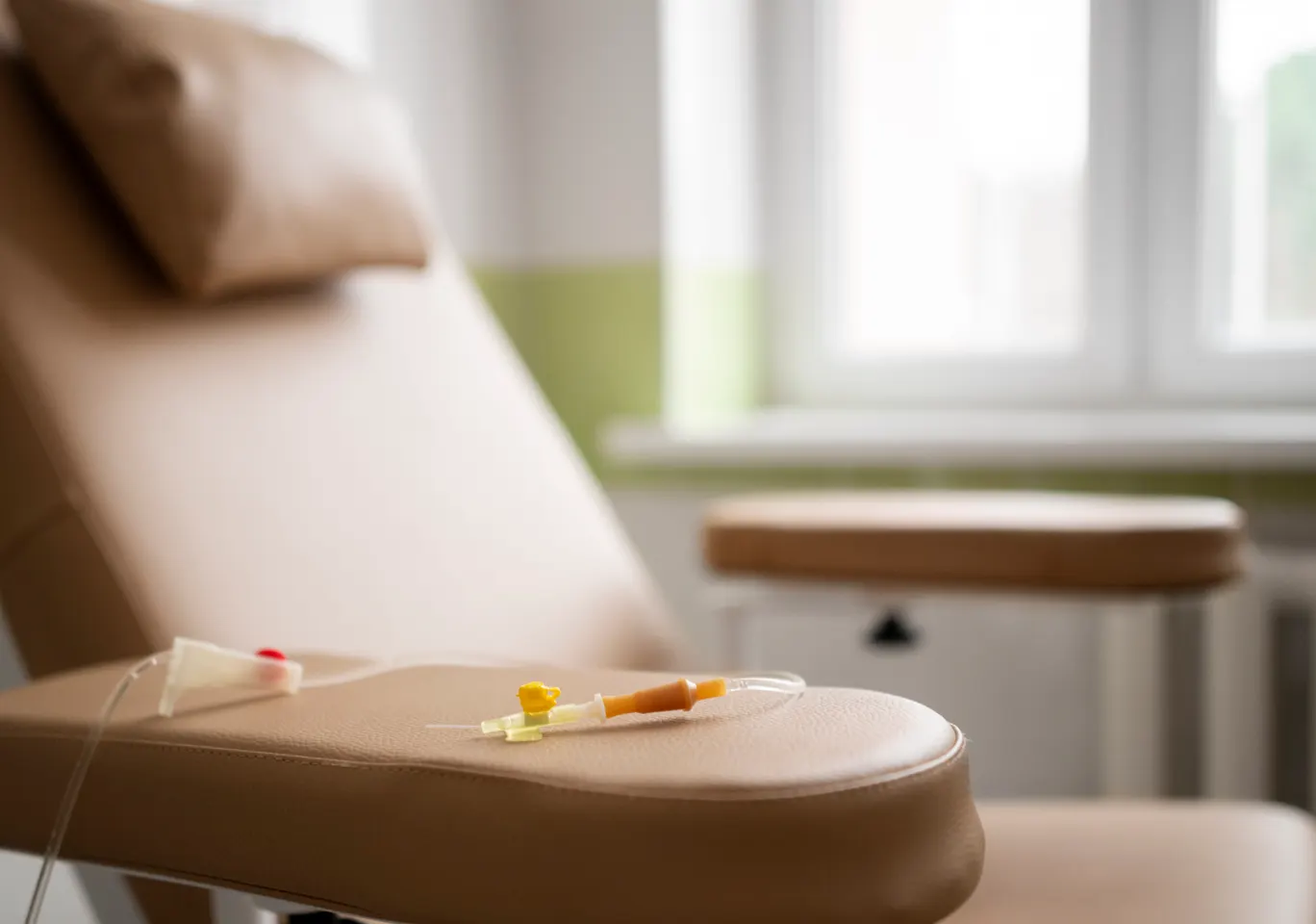 Kroplówki witaminowe Sochaczew: fotel zabiegowy z przygotowaną linią infuzyjną