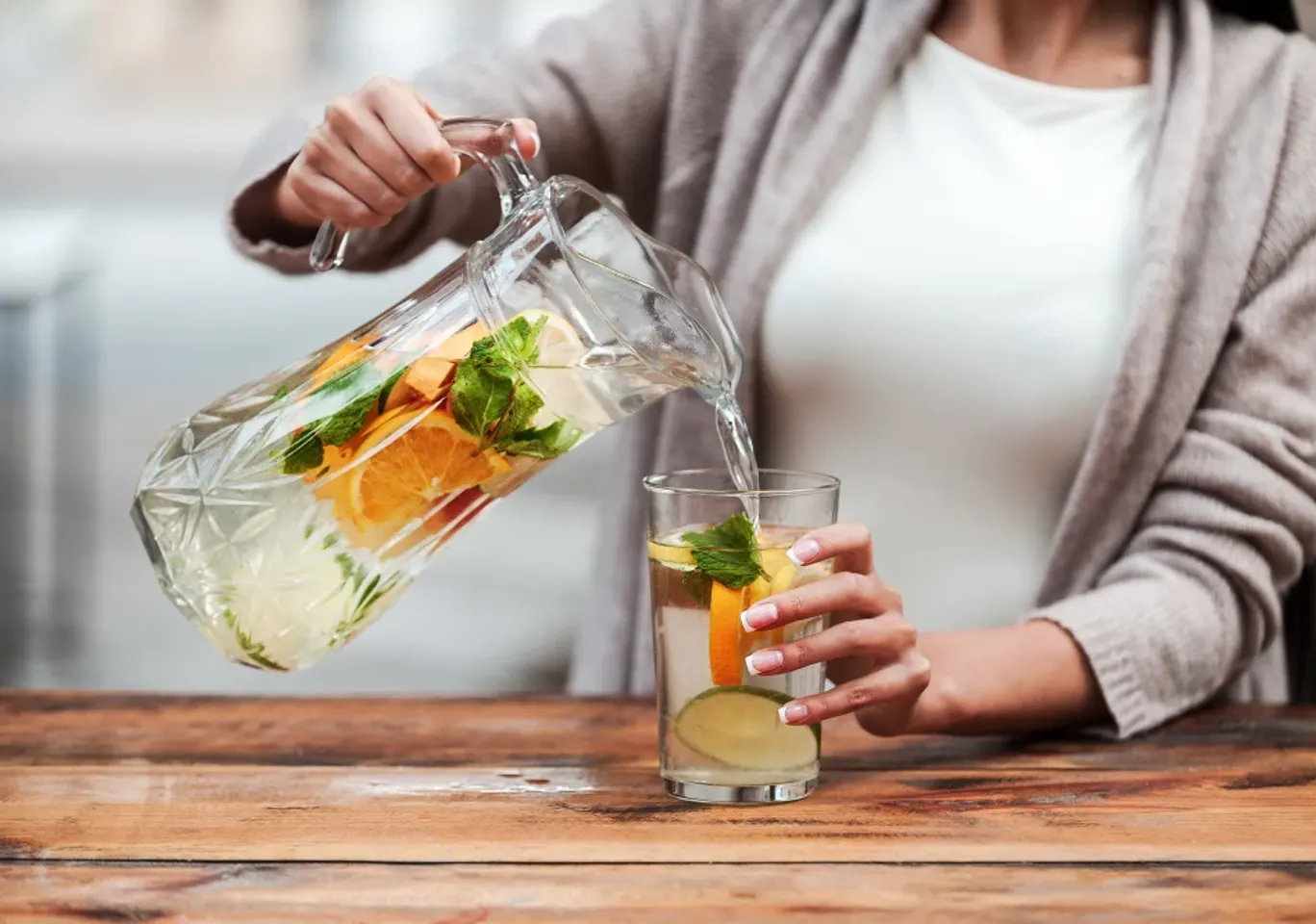 Leczenie alkoholizmu Skierniewice: napój bezalkoholowy z owocami nalewany do szklanki