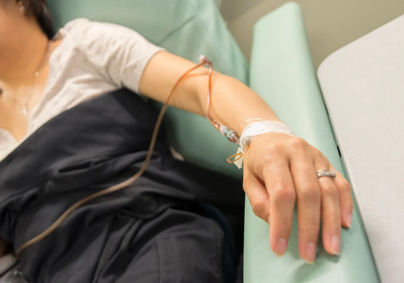 Kroplówki witaminowe Skierniewice: ręka z podłączoną linią infuzyjną w trakcie zabiegu